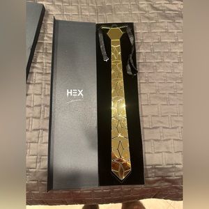 Gold hex neck tie